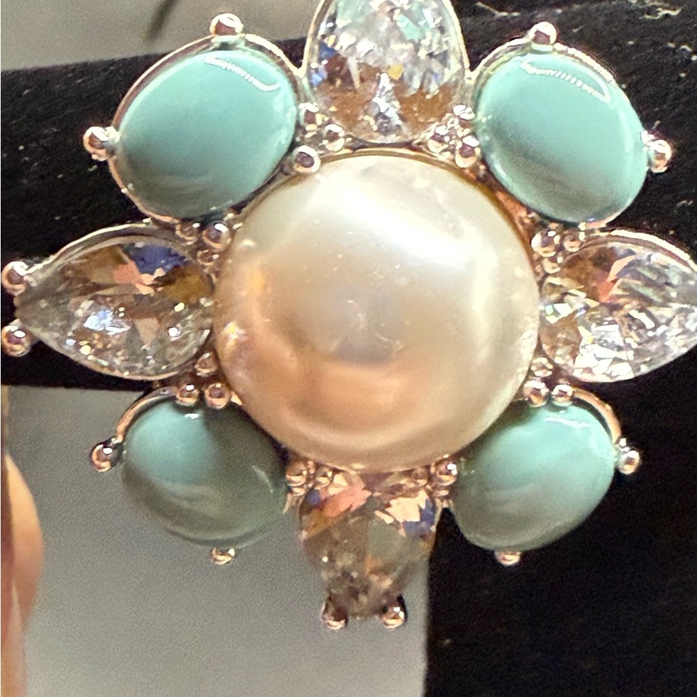Beautiful rhinestone and turquoise and pearl ladies ring
Brand new